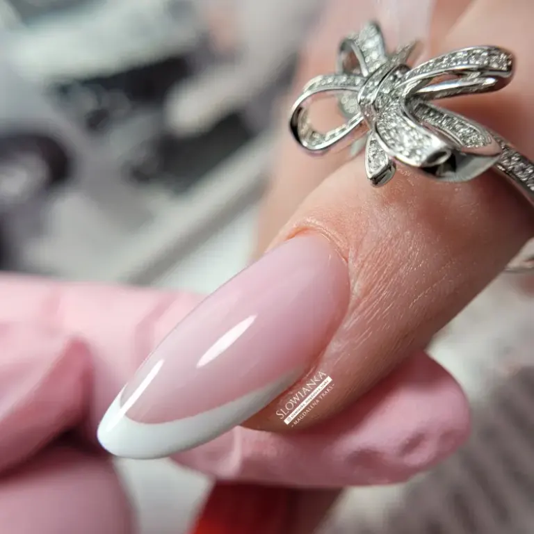 biało różowy paznokieć