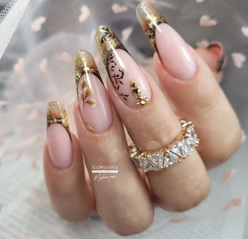 pomalowany paznokieć